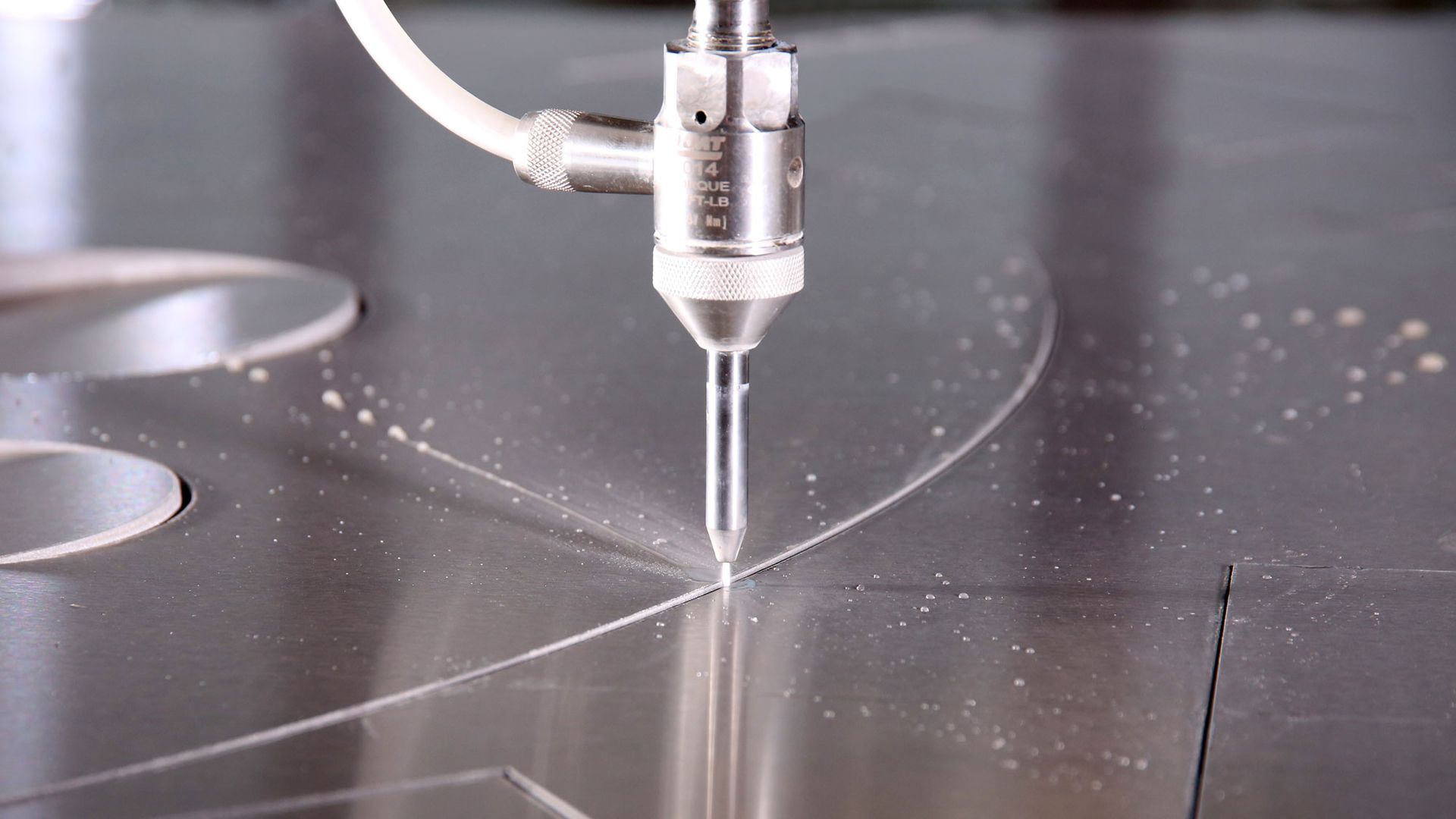 Nahaufnahme eines Wasserstrahls beim Schneidvorgang